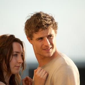Still of Saoirse Ronan and Max Irons in Sielonese 2013
