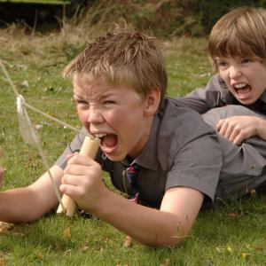 Still of Bill Milner and Will Poulter in Son of Rambow (2007)
