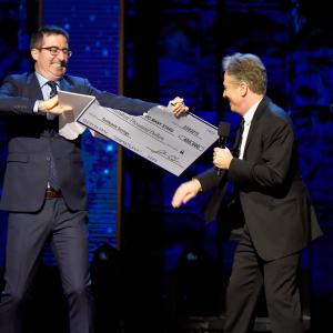 Jon Stewart and John Oliver at event of Night of Too Many Stars: America Comes Together for Autism Programs (2015)