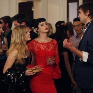 Still of Krysten Ritter, Nick Thune and Dreama Walker in Don't Trust the B---- in Apartment 23 (2012)