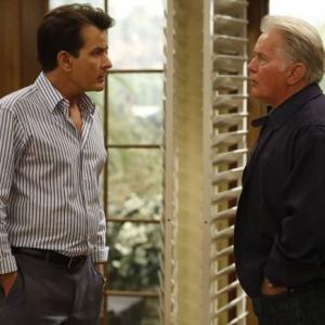 Still of Charlie Sheen and Martin Sheen in Anger Management (2012)