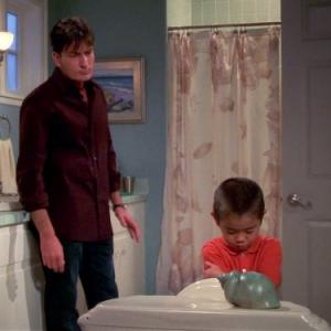 Still of Charlie Sheen and Elijah Michael Lee in Two and a Half Men (2003)