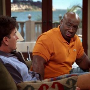 Still of Charlie Sheen and Michael Clarke Duncan in Two and a Half Men (2003)