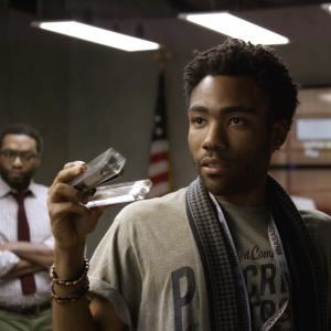 Still of Chiwetel Ejiofor and Donald Glover in Marsietis 2015
