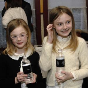 Dakota Fanning and Elle Fanning at event of Hounddog 2007