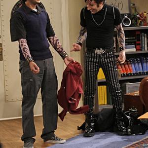 Still of Simon Helberg and Kunal Nayyar in Didziojo sprogimo teorija 2007