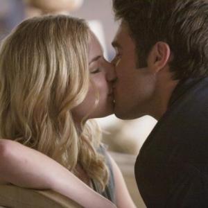 Still of Emily VanCamp and Josh Bowman in Kerstas 2011