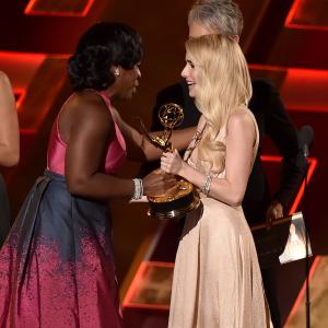 Emma Roberts and Uzo Aduba at event of The 67th Primetime Emmy Awards (2015)
