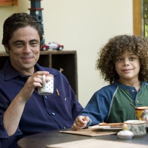 Still of Benicio Del Toro and Micah Berry in Things We Lost in the Fire (2007)