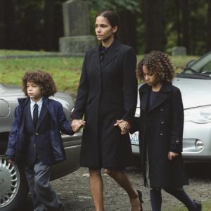 Still of Halle Berry Alexis Llewellyn and Micah Berry in Things We Lost in the Fire 2007