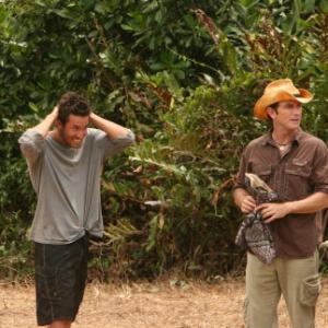 Still of Jeff Probst and Edgardo Rivera in Survivor (2000)