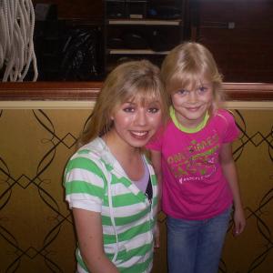 Harley as young Sam and Sam (Jennette McCurdy), on set of iCarly.