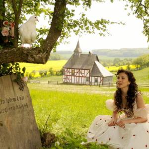 Aylin Tezel as Aschenputtel in Uwe Jansons film Aschenputtel Cinderella