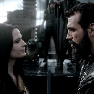 Still of Eva Green and Christopher Sciueref in 300 Imperijos gimimas 2014