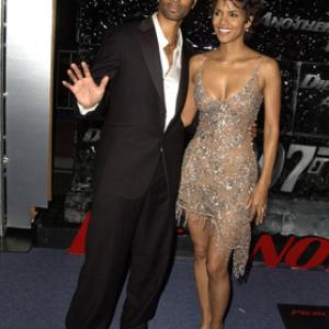 Halle Berry and Eric Bent at event of Pasveikink mirti kita diena 2002