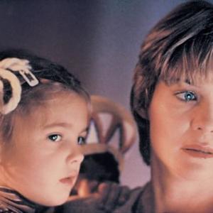 Still of Drew Barrymore and Dee Wallace in Ateivis (1982)