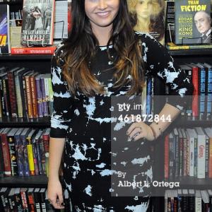 Courtney Baxter at Dark Delicacies bookstore for Tent Pretty Scary signing Jan 20 2015