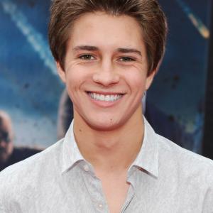 Billy Unger at event of Kersytojai (2012)