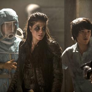 Still of Christopher Larkin, Eve Harlow and Marie Avgeropoulos in The 100 (2014)