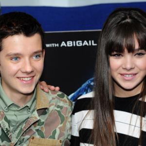 Asa Butterfield and Hailee Steinfeld at event of Enderio zaidimas 2013