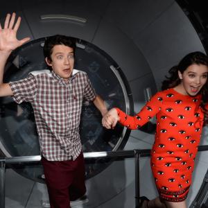 Asa Butterfield and Hailee Steinfeld at event of Enderio zaidimas 2013