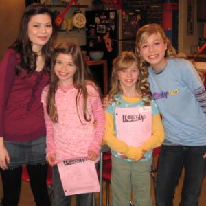 Jadin with Miranda Gosgrove and Jeanette McCurdy on the set of Nickelodeans ICarly
