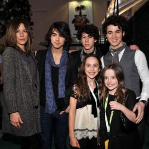 Kate Beckinsale Kevin Jonas Joe Jonas and Nick Jonas