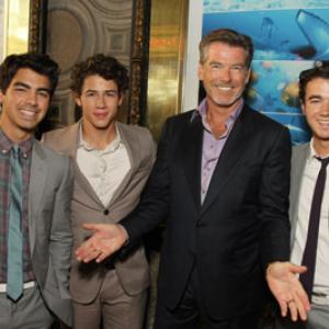 Pierce Brosnan, Kevin Jonas, Joe Jonas and Nick Jonas at event of Océans (2009)
