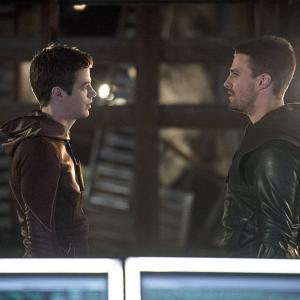 Still of Stephen Amell and Grant Gustin in Strele: The Brave and the Bold (2014)