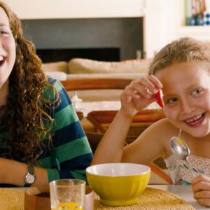 Still of Maude Apatow and Iris Apatow in Tik 40 (2012)