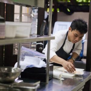 Still of Hung Hyunh in Top Chef (2006)