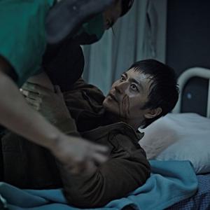 Still of Dong-gun Jang and Rich Ting in No Tears For the Dead (2014)