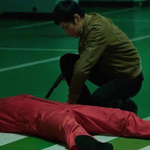Still of Dong-gun Jang and Rich Ting in No Tears For the Dead (2014)