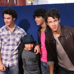 Kevin Jonas, Joe Jonas, Nick Jonas and Frankie Jonas at event of Gake no ue no Ponyo (2008)