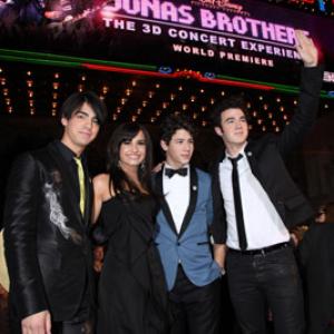 Demi Lovato Kevin Jonas Joe Jonas and Nick Jonas at event of Jonas Brothers koncertas trimateje erdveje 2009