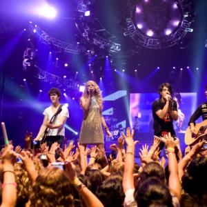 Still of Taylor Swift, The Jonas Brothers, Kevin Jonas, Joe Jonas and Nick Jonas in Jonas Brothers: koncertas trimateje erdveje (2009)
