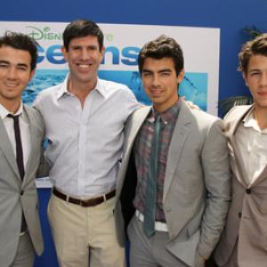 Kevin Jonas, Joe Jonas and Nick Jonas at event of Océans (2009)