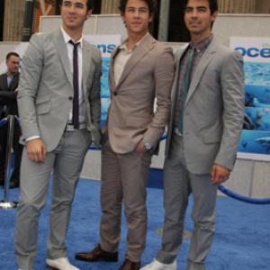 Kevin Jonas, Joe Jonas and Nick Jonas at event of Océans (2009)