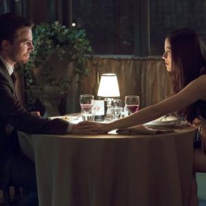 Still of Stephen Amell and Jessica De Gouw in Strele 2012