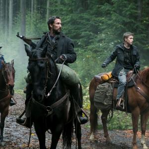 Still of Noah Wyle, Maxim Knight and Connor Jessup in Krentantis dangus (2011)