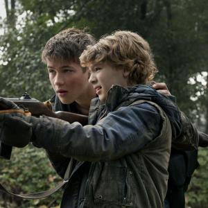 Still of Maxim Knight and Connor Jessup in Krentantis dangus (2011)