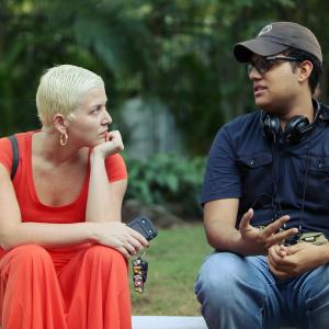 Director Hector M. Valdez discussing a scene with Actress Laura García Godoy. Al Sur de la Inocencia (2014)