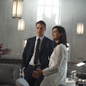 Still of Morena Baccarin, Ben McKenzie and Cory Michael Smith in Gotham (2014)