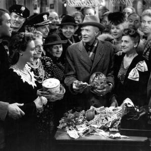 Still of James Stewart Ward Bond Donna Reed Beulah Bondi Frank Faylen Thomas Mitchell HB Warner and Charles Williams in Tai nuostabus gyvenimas 1946