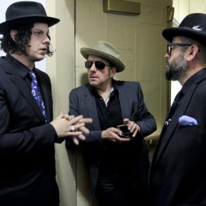Still of Elvis Costello and Jack White in Groja Liuvinas Deivisas (2013)