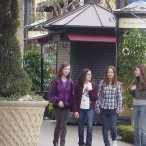 Mary Jessica Pitts, Ariel Winter, Sakura, Bryce Hitchcock on set of Modern Family Benched episode