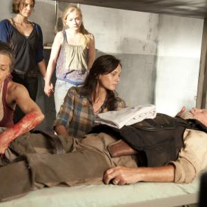 Still of Melissa McBride, Sarah Wayne Callies, Lauren Cohan and Emily Kinney in Vaiksciojantys negyveliai (2010)
