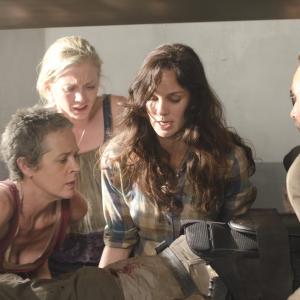 Still of Andrew Lincoln, Melissa McBride, Sarah Wayne Callies and Emily Kinney in Vaiksciojantys negyveliai (2010)