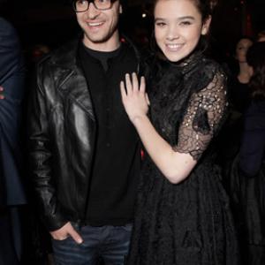 Justin Timberlake and Hailee Steinfeld at event of Tikras isbandymas (2010)