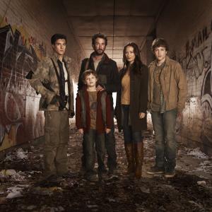 Still of Noah Wyle Moon Bloodgood Drew Roy Maxim Knight and Connor Jessup in Krentantis dangus 2011